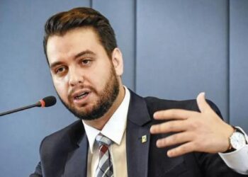 PF cumpre mandados na casa do ex-assessor de Bolsonaro, Filipe Martins, diz advogado