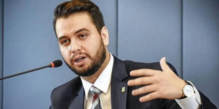 PF cumpre mandados na casa do ex-assessor de Bolsonaro, Filipe Martins, diz advogado