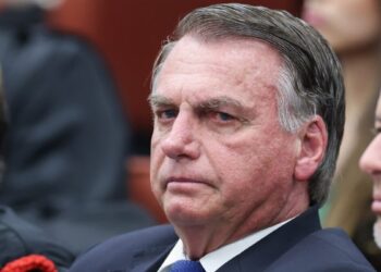 Michelle pede orações enquanto Bolsonaro faz nova cirurgia