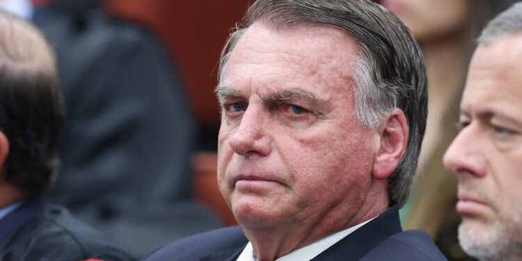 Michelle pede orações enquanto Bolsonaro faz nova cirurgia