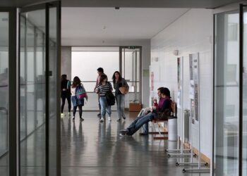 Faculdade de Medicina do Porto levanta suspensão a professor acusado de assédio por alunas
