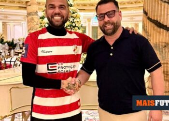 OFICIAL: Dani Alves compra São João de Ver e quer voltar a jogar
