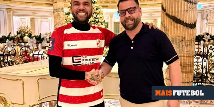 OFICIAL: Dani Alves compra São João de Ver e quer voltar a jogar