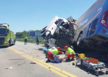 Acidente entre ônibus e caminhão deixa seis mortos na BR-116 no Rio Grande do Sul