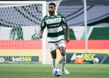 Palmeiras negocia empréstimo de zagueiro para time de Lionel Messi