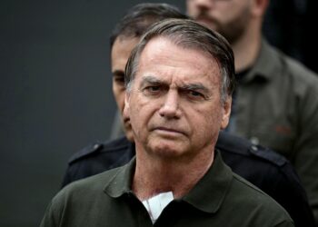 Médico é chamado à prisão após piora da saúde de Bolsonaro, diz Carlos