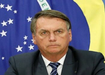 Carlos relata piora na saúde de Bolsonaro e diz que médico foi acionado