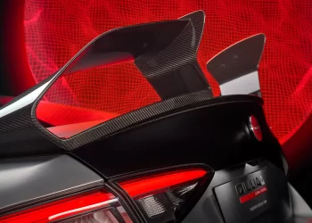 No Giulia Quadrifoglio Luna Rossa é o vento que dita as regras