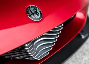 Alfa Romeo não abandona combustão e Quadrifoglio volta em 2026