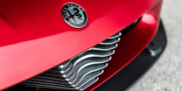 Alfa Romeo não abandona combustão e Quadrifoglio volta em 2026