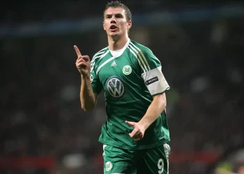 Ídolo e campeão da Bundesliga retorna à Alemanha para jogar na segunda divisão