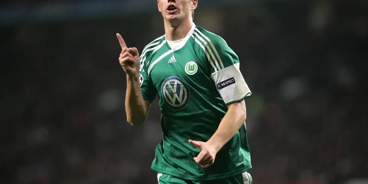 Ídolo e campeão da Bundesliga retorna à Alemanha para jogar na segunda divisão