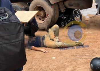 Assista: moto vai parar debaixo de carreta após acidente e jovem sofre apenas ferimentos leves em Vilhena