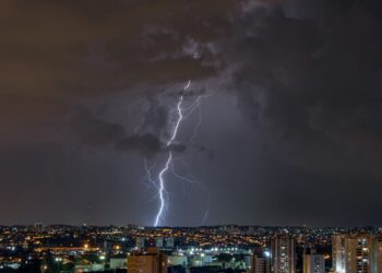 Número de raios em São Paulo cresce 250% em janeiro; entenda por que
