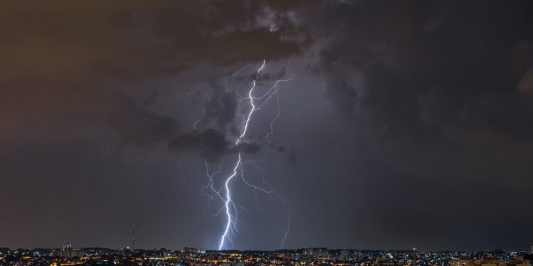 Número de raios em São Paulo cresce 250% em janeiro; entenda por que