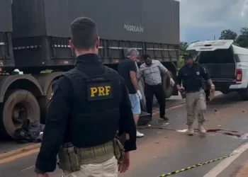 Acidente envolvendo moto, carro e carreta deixa um morto na BR-364, em Cacoal