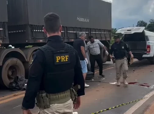 Acidente envolvendo moto, carro e carreta deixa um morto na BR-364, em Cacoal