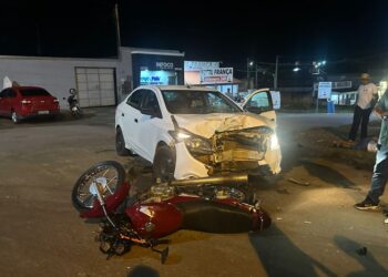 Jaru: Colisão entre motocicleta e carro deixa motociclista ferido em cruzamento da Padre Adolpho Rhol