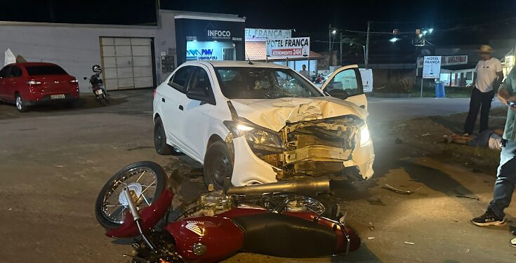 Jaru: Colisão entre motocicleta e carro deixa motociclista ferido em cruzamento da Padre Adolpho Rhol