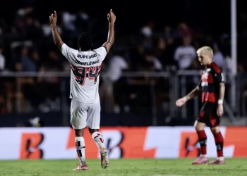 São Paulo vence o Flamengo de virada e ameniza a crise fora de campo