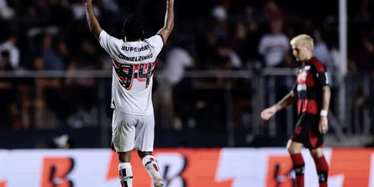 São Paulo vence o Flamengo de virada e ameniza a crise fora de campo