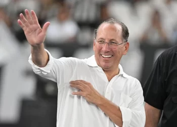 Antes do veto da justiça, Textor tentava negociar Montoro e Danilo com o Nottingham Forest