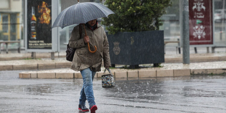 Chuva forte, vento intenso e queda de neve marcam a previsão para esta segunda-feira