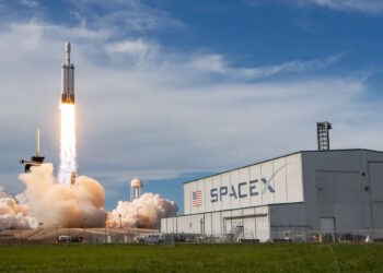 SpaceX quer lançar um milhão de satélites para criar centros de dados de IA no espaço