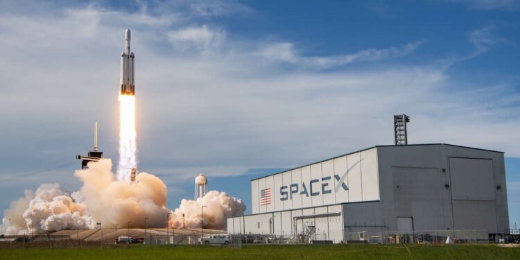 SpaceX quer lançar um milhão de satélites para criar centros de dados de IA no espaço