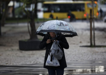 Chuva intensa, vento forte e agitação marítima marcam o dia de hoje no continente