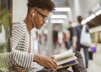 Trens de São Paulo têm ação de audiolivros gratuitos; entenda