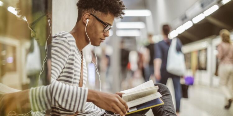 Trens de São Paulo têm ação de audiolivros gratuitos; entenda