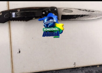 “V4gabvnda, s4fad4, vou te mat4r”: mulher bêbada surta e ameaça mãe e filho com canivete em Ji-Paraná