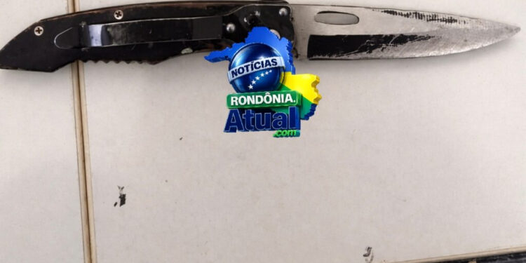 “V4gabvnda, s4fad4, vou te mat4r”: mulher bêbada surta e ameaça mãe e filho com canivete em Ji-Paraná