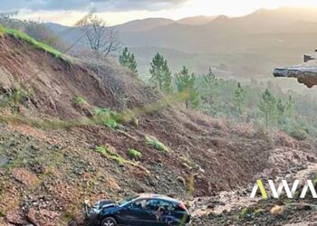 Condutora resgatada depois de o seu carro ser engolido por uma estrada que colapsou [vídeo]