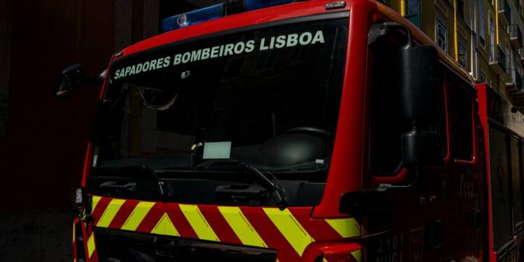 Edifício da NOS evacuado após explosão de carro elétrico