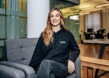 Brasileira de apenas 29 anos vira a bilionária mais jovem do mundo