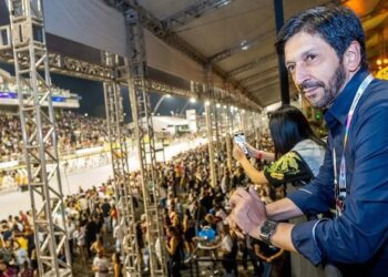 Nunes minimiza superlotação no pré-Carnaval e culpa caminhão parado