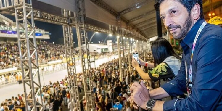Nunes minimiza superlotação no pré-Carnaval e culpa caminhão parado