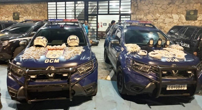 Traficante flagrado com grande quantidade de drogas na região da Granja Viana