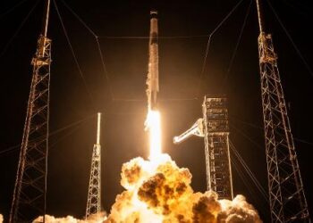 Após evacuação médica, Nasa envia novos astronautas para a ISS