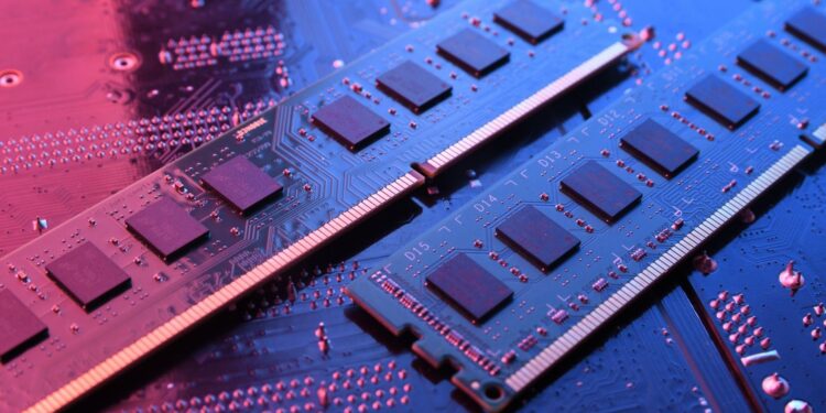 Lenovo alerta para nova crise de chips e prevê queda nas vendas globais de PCs em 2026