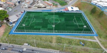 Reforma de campo de futebol em Cotia é entregue aos esportistas