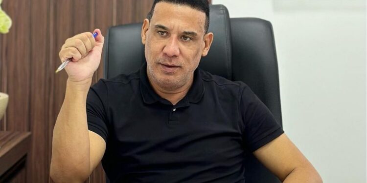 Taboão da Serra: chefe de gabinete é preso em carro com placa oficial falsa