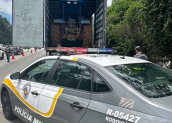 Polícia Rodoviária recupera em Cotia, caminhão e tratores roubados