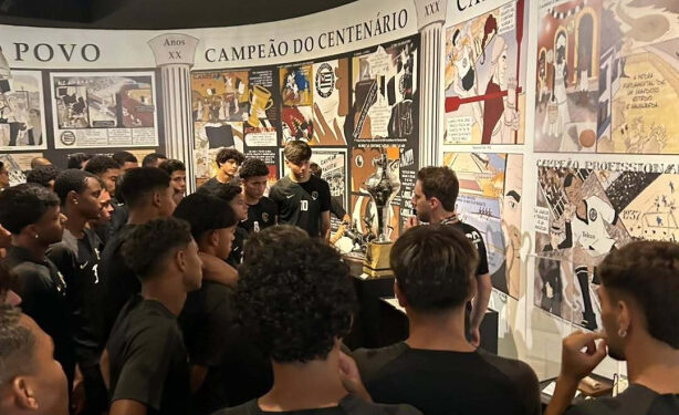 Elenco do Sub-17 do Corinthians passa por atividade socioeducativa no Memorial
