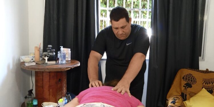 Homem se tornou massoterapeuta após perder a visão