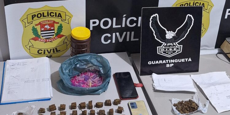 Polícia estoura ponto de tráfico e prende homem em Aparecida