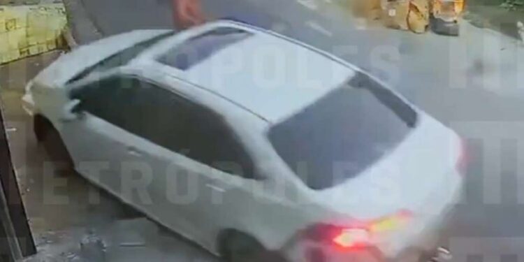 Parlamentar atropela o namorado após ser agredida (veja o vídeo)