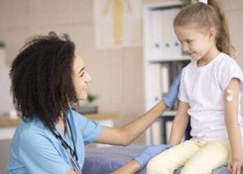 check-ups-infantis:-por-que-o-acompanhamento-medico-regular-vai-alem-das-vacinas?